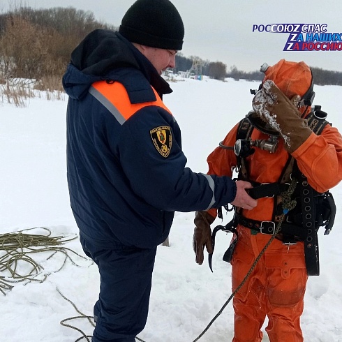 Тренировочные спуски водолазов поисково-спасательной службы на воде Рязанской области
