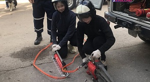 Спасатели областной противопожарно-спасательной службы провели занятия для учащихся профильных классов «Спасатели» школы № 47 города Рязани