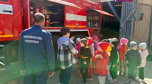Огнеборцы ГКУ Рязанской области «Противопожарно-спасательная служба» снова принимают юных гостей в пожарно-спасательных частях